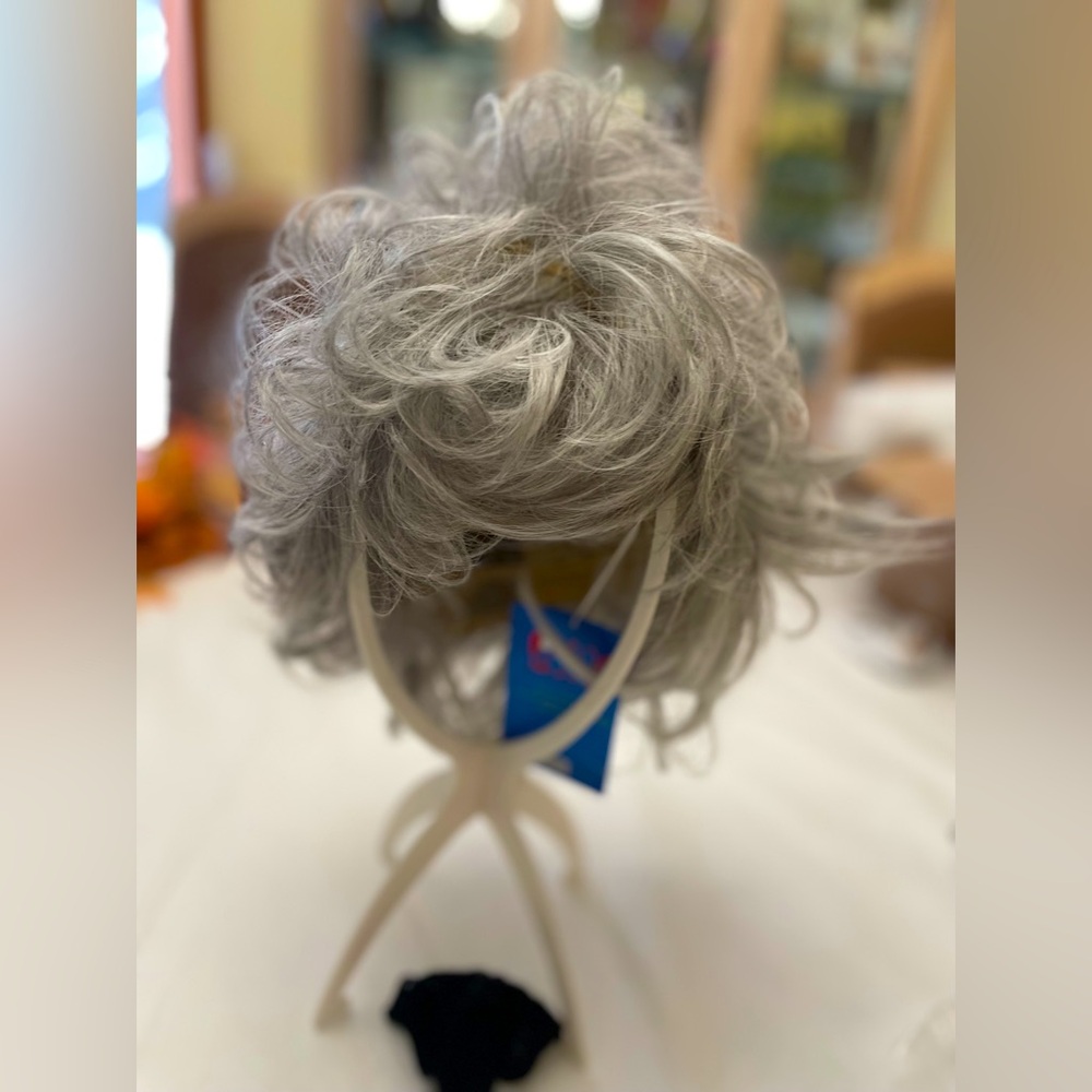 ❤️2/$22.00❤️NWOT Gray & White full coverage short wig from synthetic hair by DIY